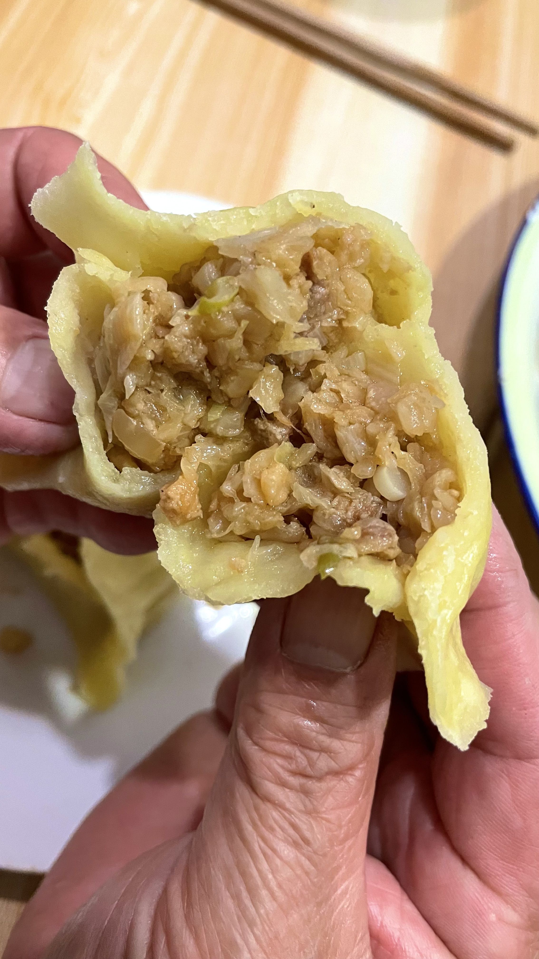 头一回包玉米面大蒸饺,酸菜油梭子馅,超好吃,皮软糯筋道,不妨 - 即刻