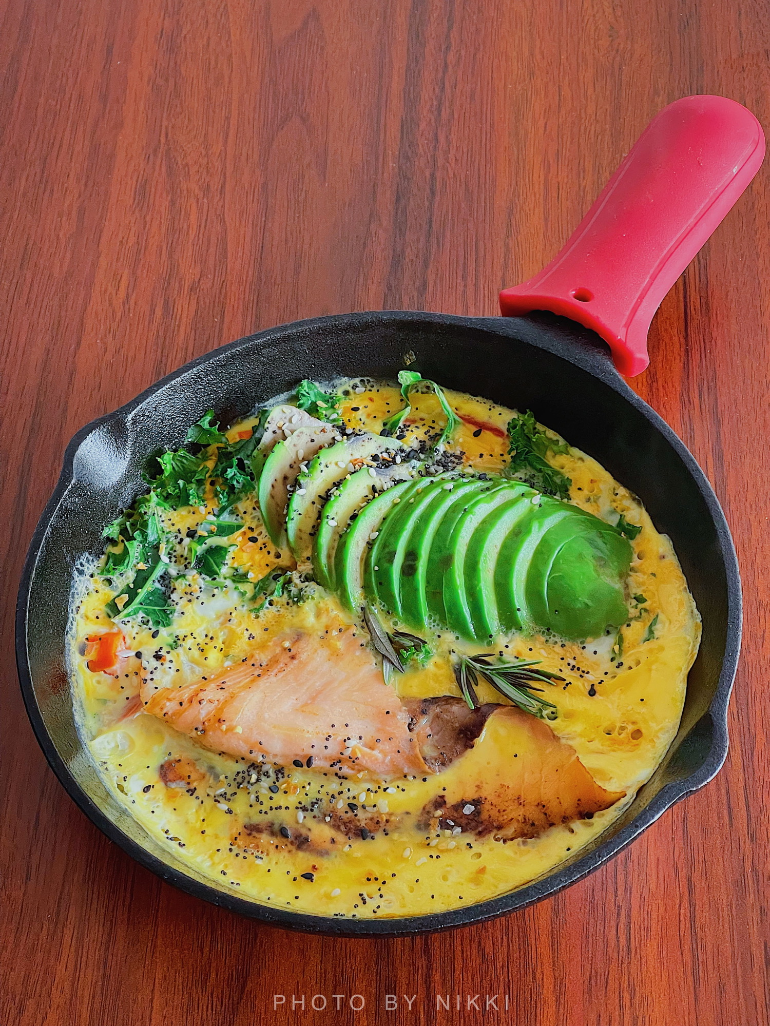 快手营养减脂餐｜三文鱼牛油果烘蛋🌈烘蛋做法•͈ᴗ•͈ - 即刻App