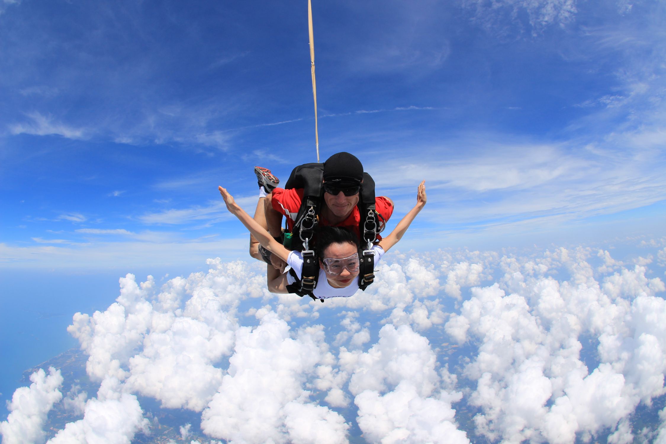 泰国芭提雅跳伞! 飞机上升到4000米高空,风速强劲到面部 