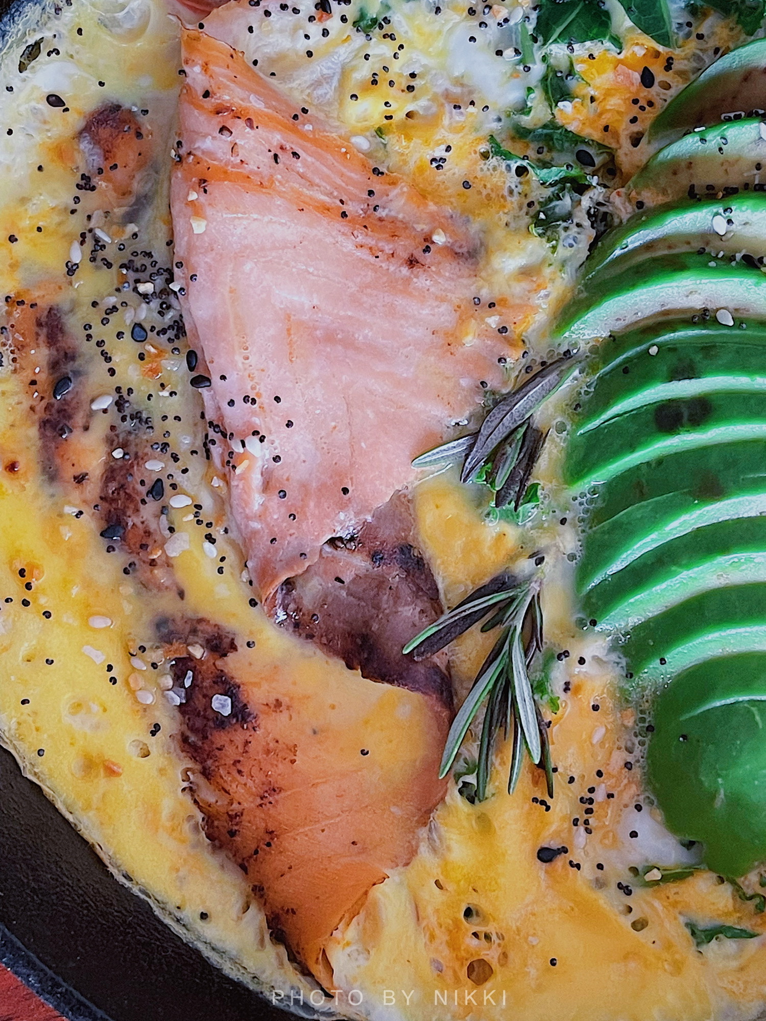 快手营养减脂餐｜三文鱼牛油果烘蛋🌈烘蛋做法•͈ᴗ•͈ - 即刻App