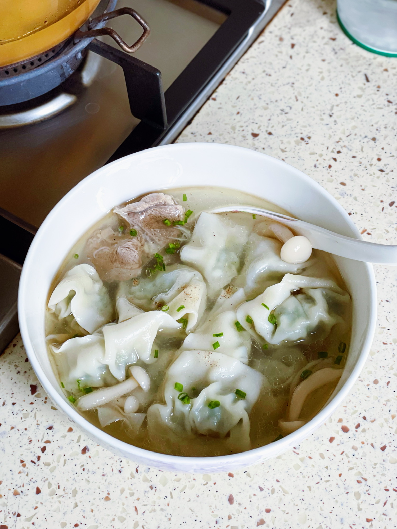 中午汤馄饨 晚上煎馄饨 - 即刻app