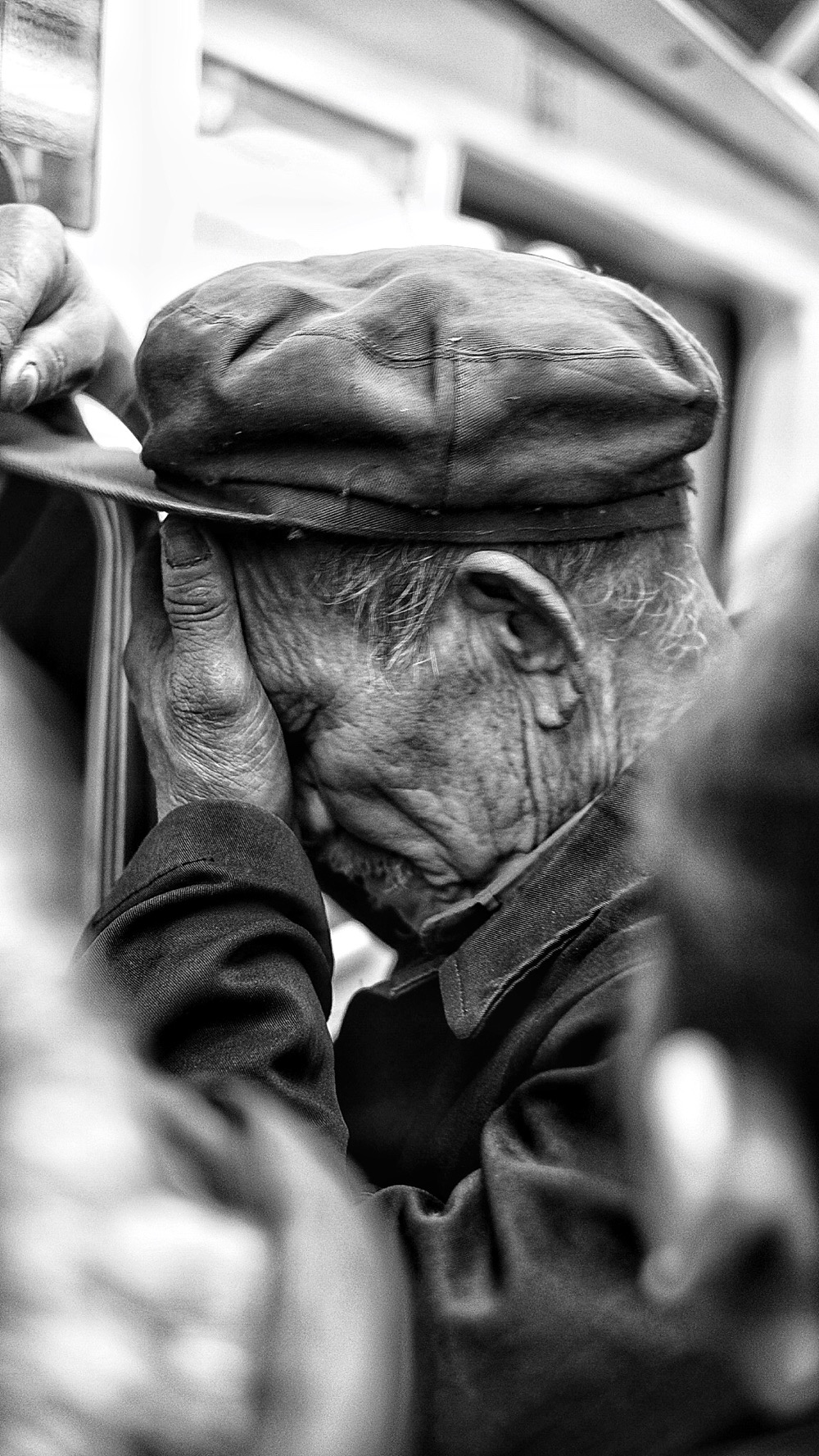 带着两大框水果乘坐地铁的老爷爷, 不知道是因为没卖掉水果心情