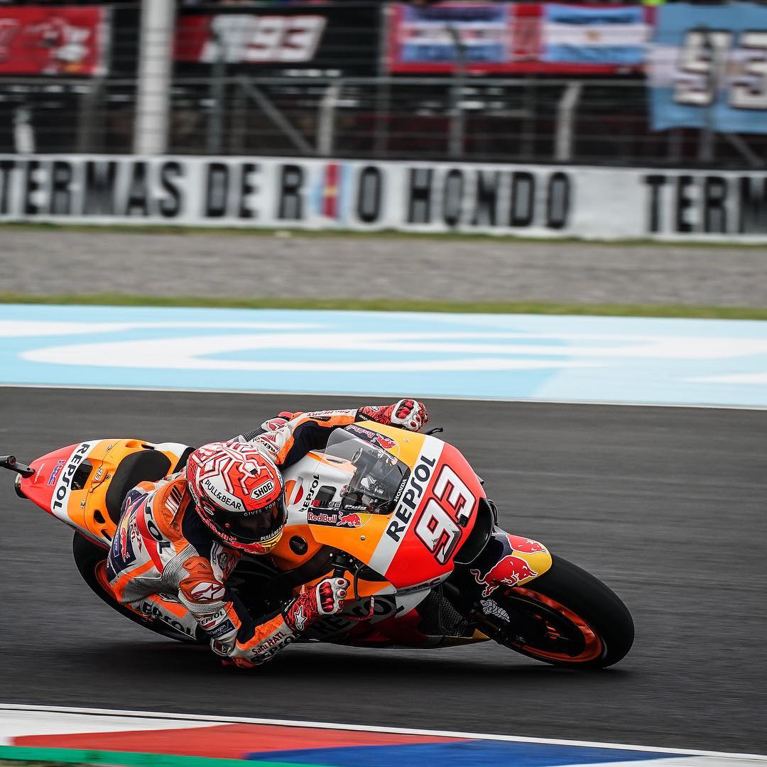 西班牙摩托车手 Marc Marquez 刚刚在日本拿下了他的第五个 MotoGP 世界冠军，是当之无愧的新一代传奇。

对摩托车比赛关注不多，只知道 Giacomo Agostini, Mick Doohan, Valentino Rossi 这几个世界冠军，就不班门弄斧了。但是 Marc 这颜值，让人实在忍不住想分享一下