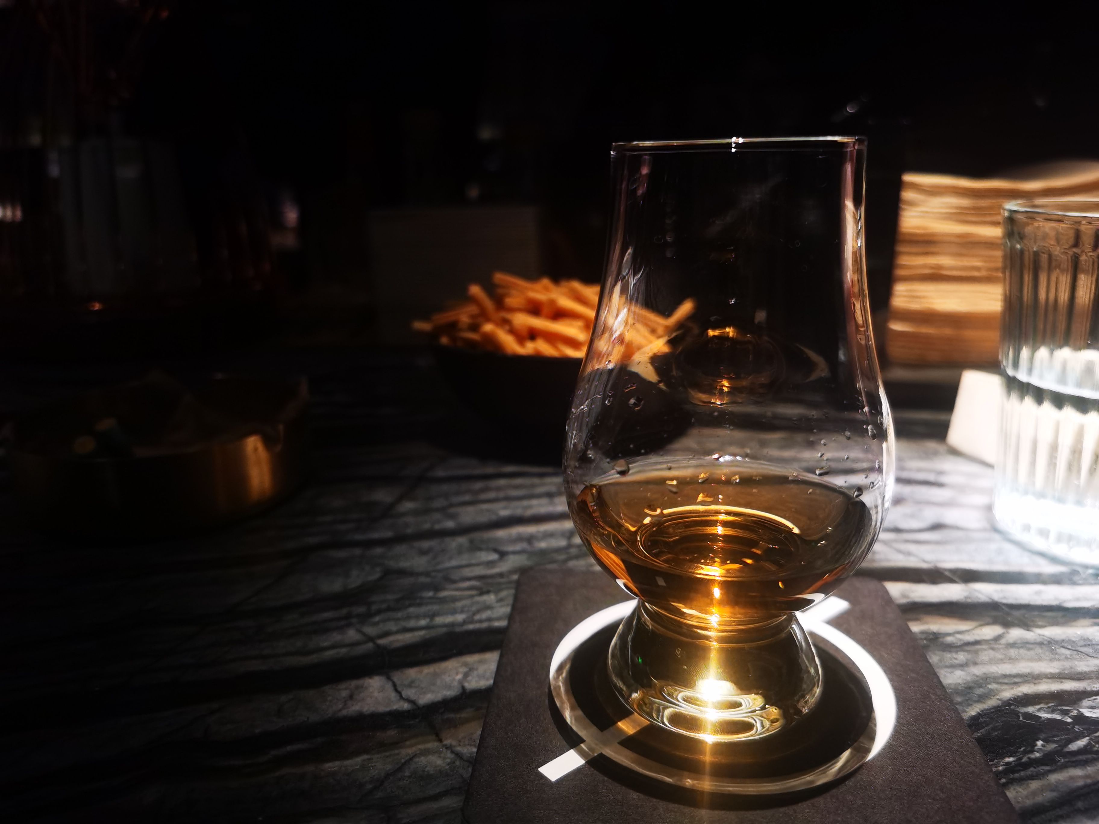 心碎了,和朋友常去的酒吧变餐吧,原来视线越过吧台吃,可以看到 - 即刻