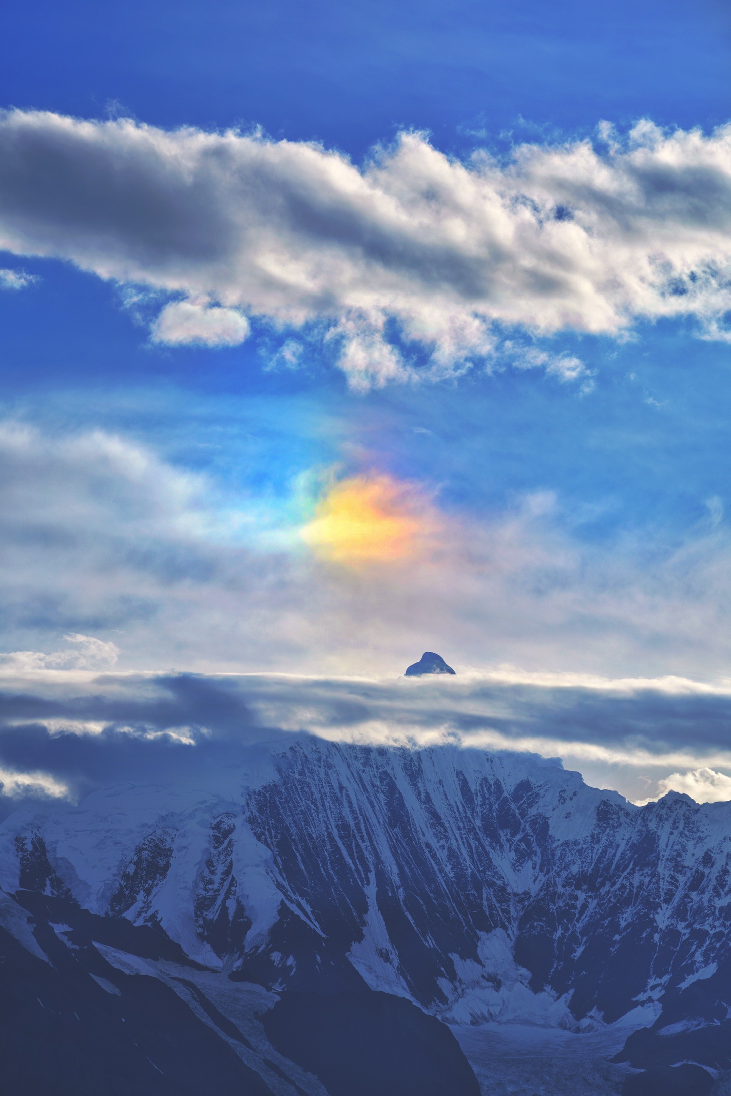 卡瓦格博峰上空的虹彩云 - 即刻app