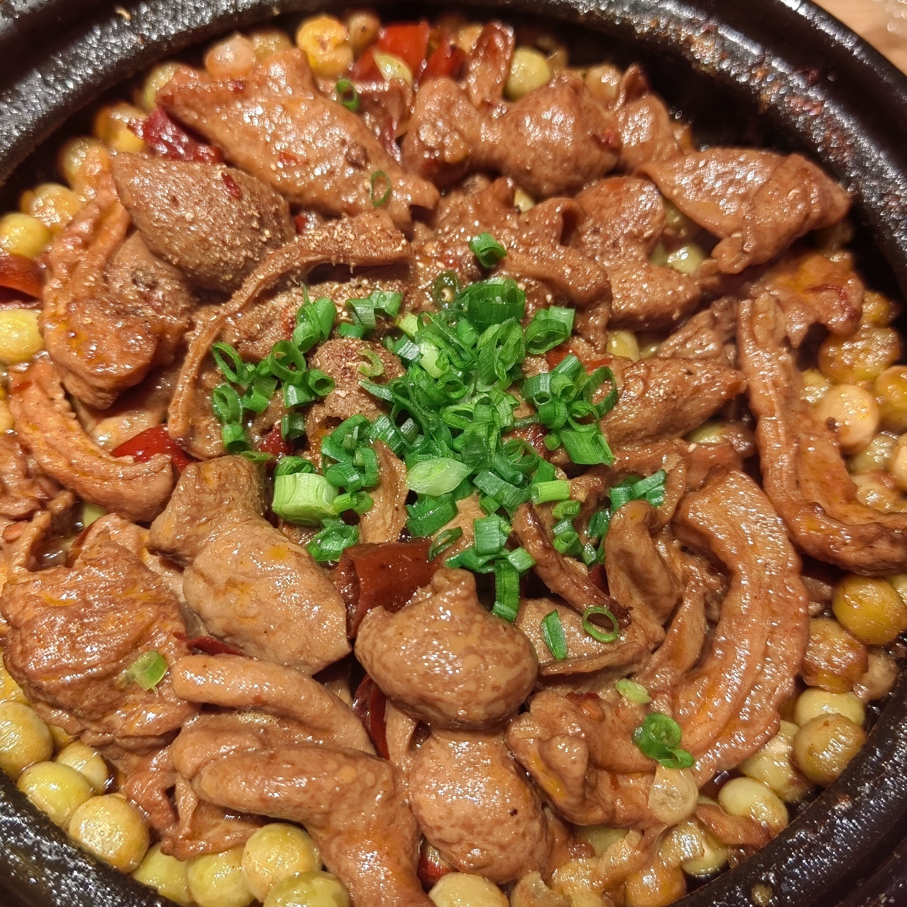 陶德砂锅的青豆肥肠和番茄牛柳,还不错,主要都很下